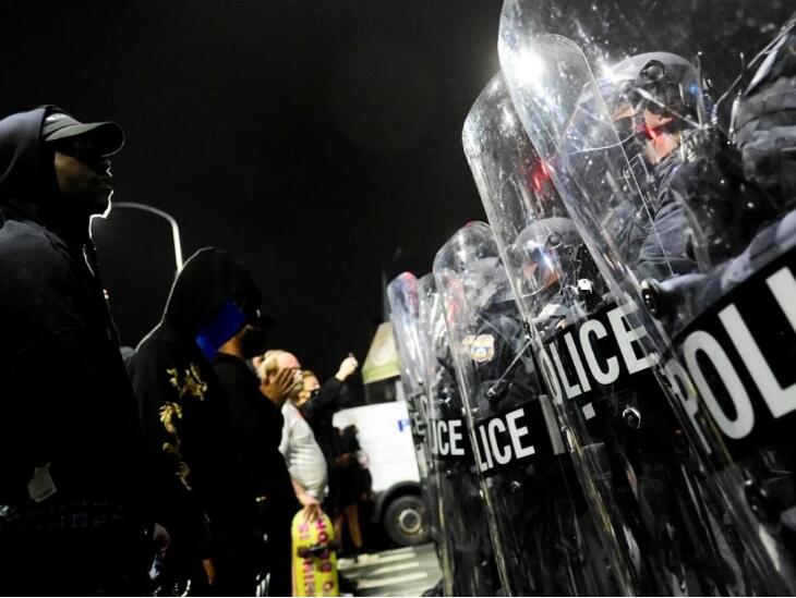 费城抗议者与警方对峙.jpg