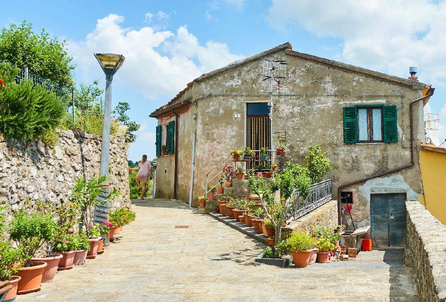 Italian villages send money to attract new immigrants.jpg