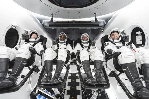 参与执行SpaceX首次商业载人任务的宇航员：从左至右分别是香农·沃克、维克多·格洛弗、迈克尔·霍普金斯以及日本宇航员野口聪一.jpg