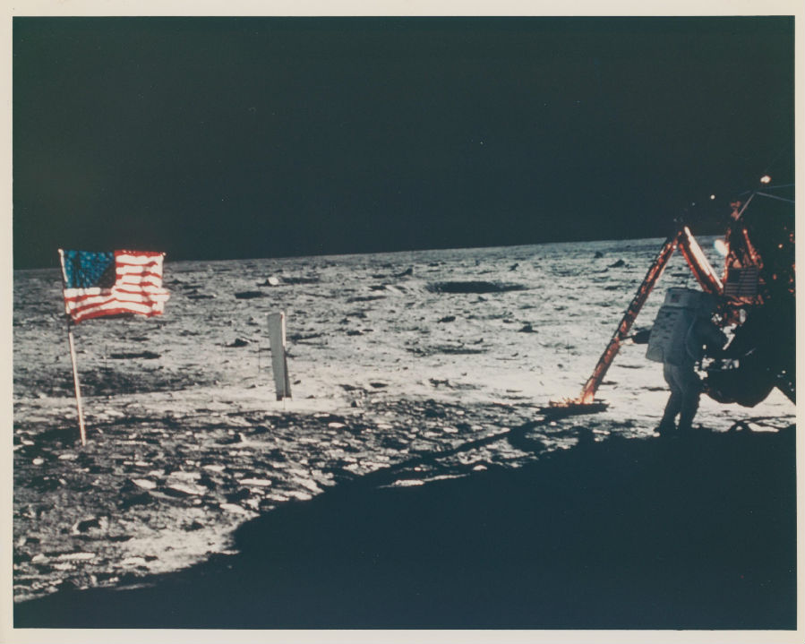 2400 rare NASA photos are auctioned online.jpg