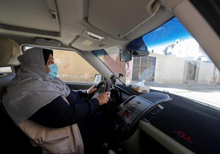 加沙首位女出租车司机上岗.png