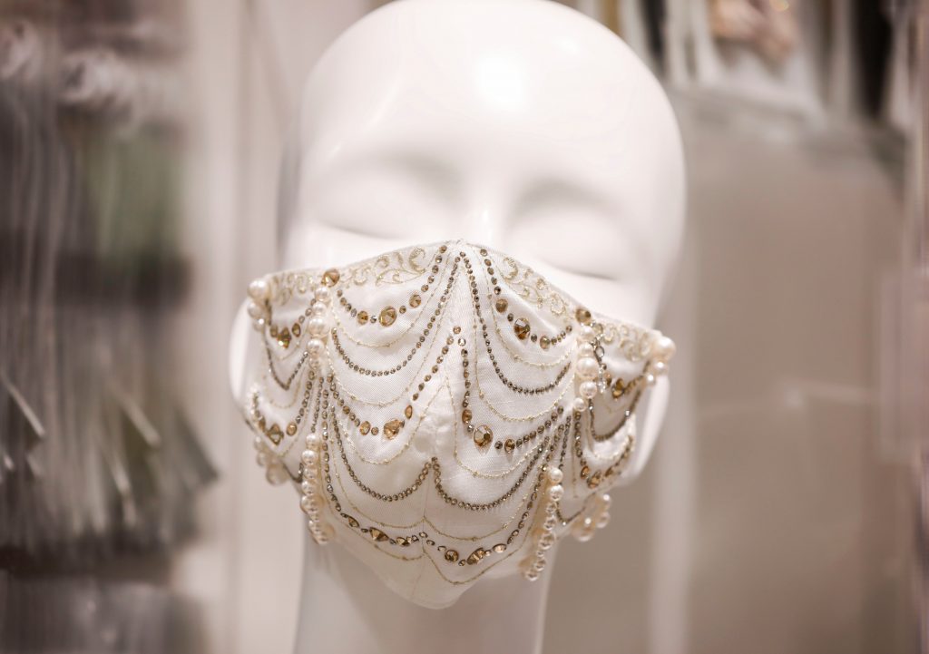 日本推出钻石珍珠口罩.jpg