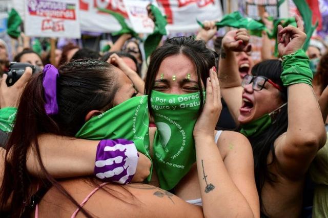 阿根廷民众庆祝通过堕胎合法化法案.jpeg