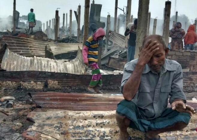 罗兴亚难民营数千座房屋被烧毁.jpg