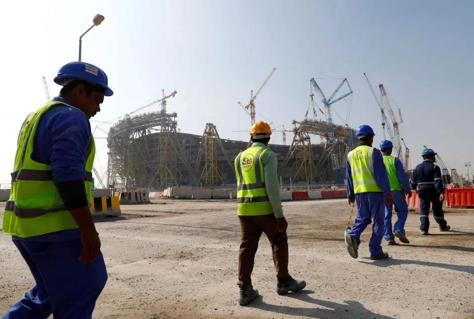 卡塔尔为修世界杯场馆,死了6500名工人....jpg