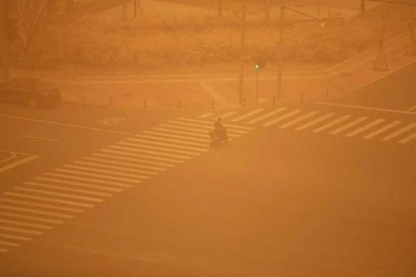 北京遭遇沙尘天气.jpg