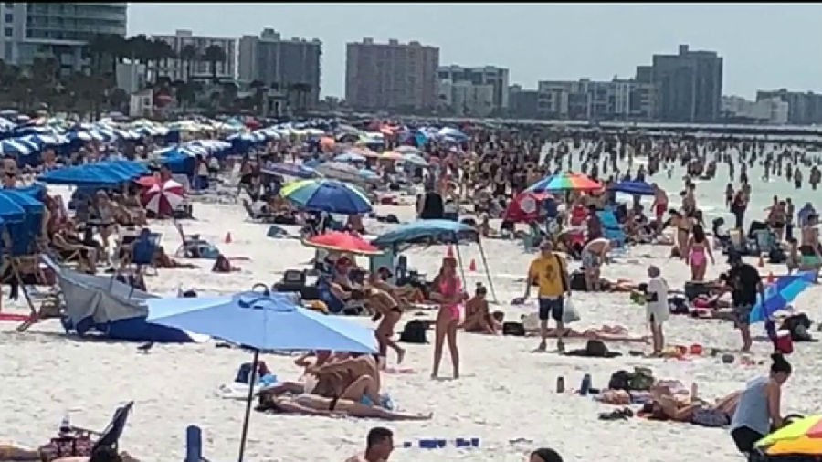游客挤爆佛罗里达州海滩.jpg