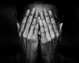 woman-crying-into-hands-1-348x254_副本.jpg