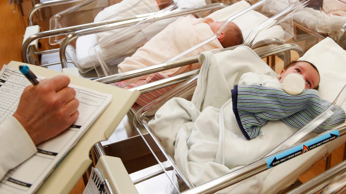美国新生儿数量创逾40年新低.jpg