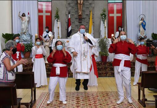 哥斯达黎加牧师“另类”防疫宣传走红.jpg