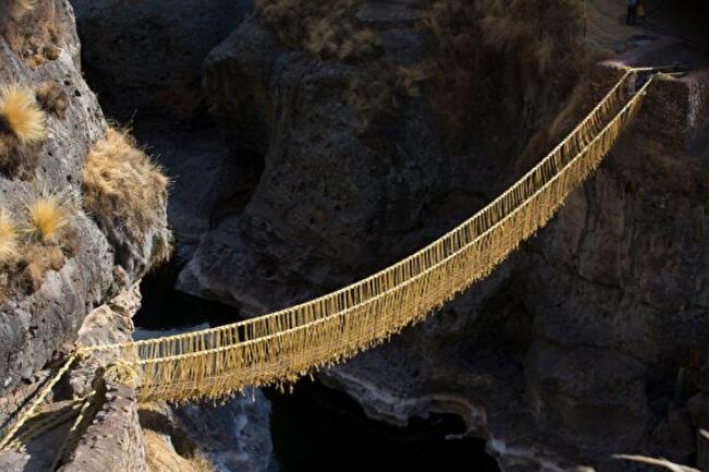 秘鲁人重编500年历史的草绳桥.jpg