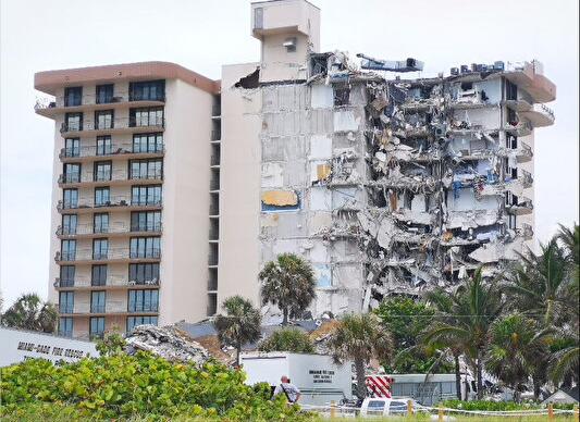 救援人员搜救迈阿密坍塌公寓幸存者.jpg