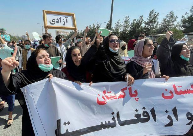 阿富汗众多妇女走上街头抗议.jpg