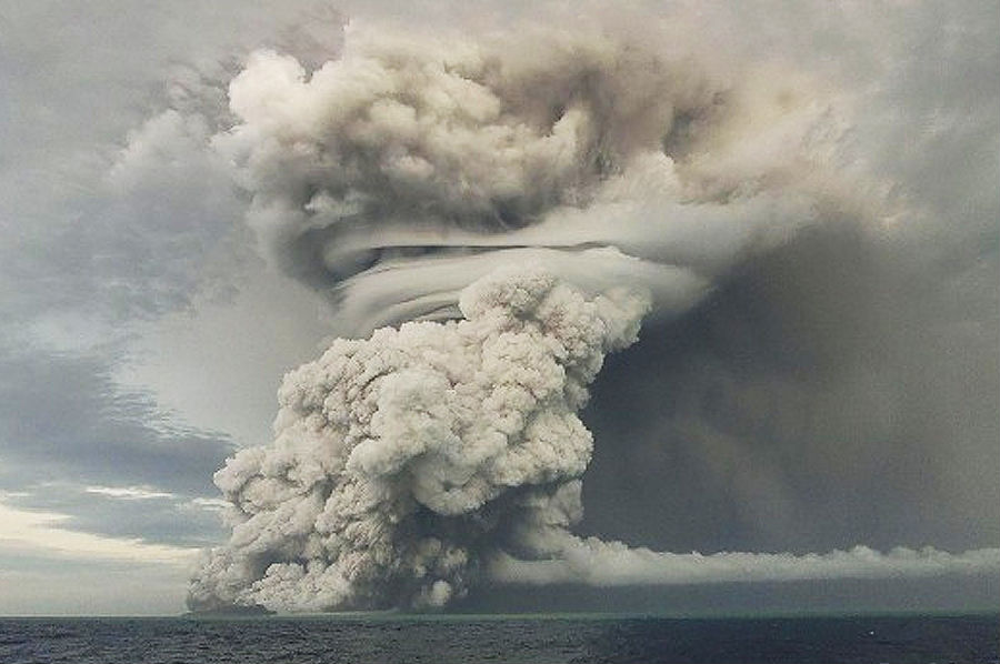 汤加海底火山喷发引发海啸