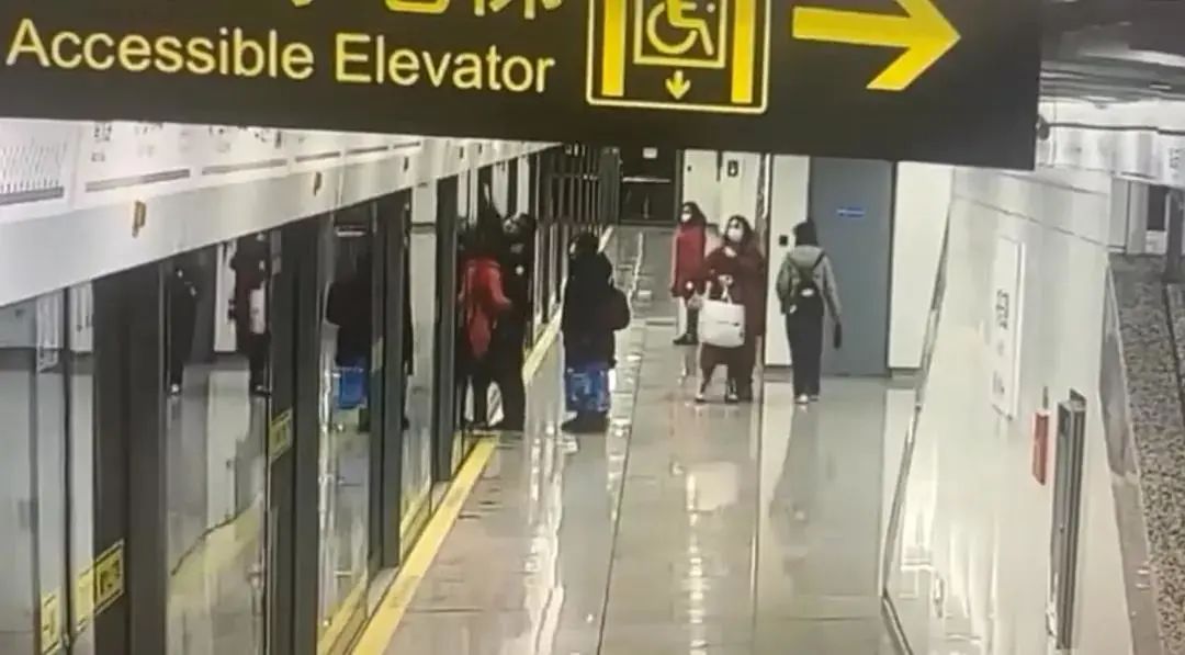 上海一女子被地铁屏蔽门夹住 不幸身亡