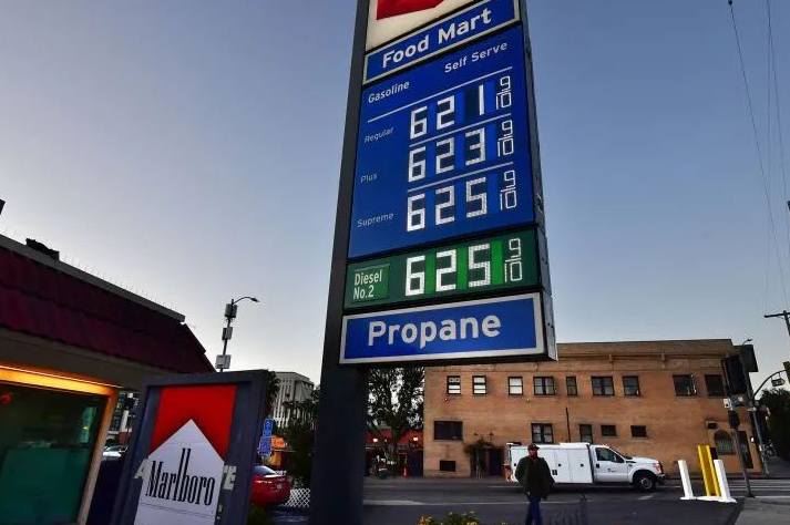 俄乌冲突使美国油价飙升