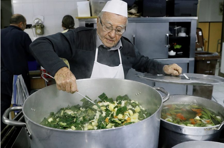 已上传0个录音voa慢速英语翻译字幕讲解90岁厨师为罗马流浪者做饭